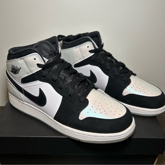 Nike Jordan 1 Mid 7Y - Picture 6 of 15